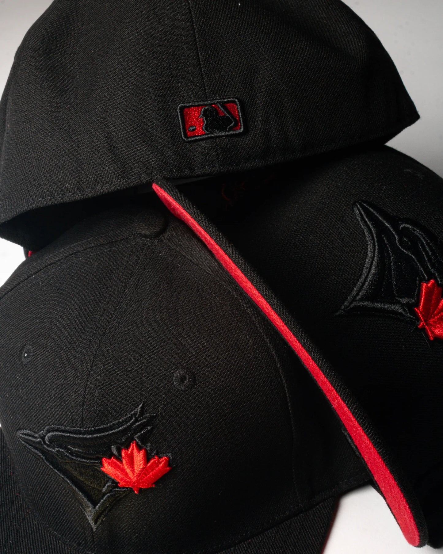 New Era Toronto black and red versión